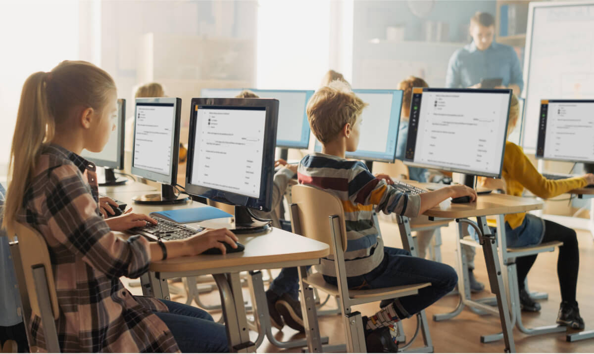 Elever i ett klassrum som gör ett prov på Exam.net