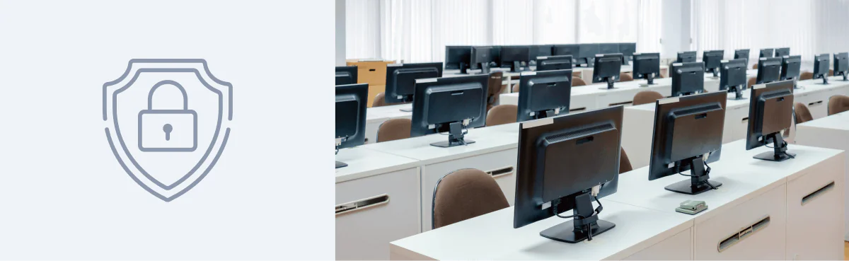 Icône de bouclier et cadenas à côté d'une salle informatique prête pour des examens sécurisés