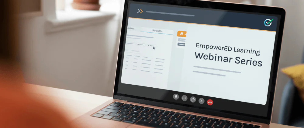 Portátil com uma videochamada a mostrar o diapositivo de título da EmpowerED Learning Webinar Series